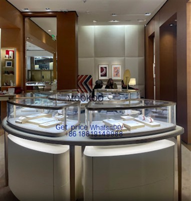 Elegansen av Cartier i Tokyo: En uppvisning av unik design och hantverk
