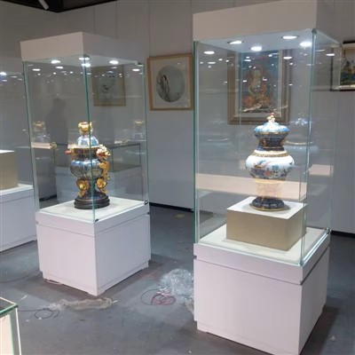Museets utställningshyllor