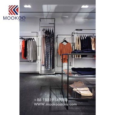 Svart metallskärm för kläder